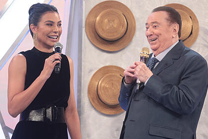 Cíntia chagas no palco do programa raul gil, ao lado do apresentador