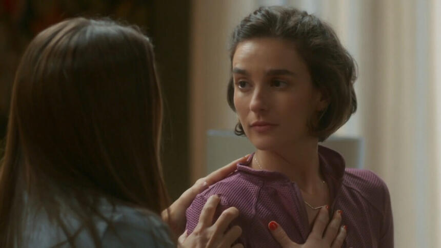 Clara (Regiane Alves) e Helena (Priscila Steinman) em trecho de cena de Vai na Fé