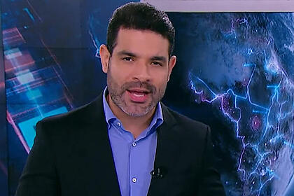 Darlisson Dutra no estúdio do Primeiro Impacto, em frente ao telão