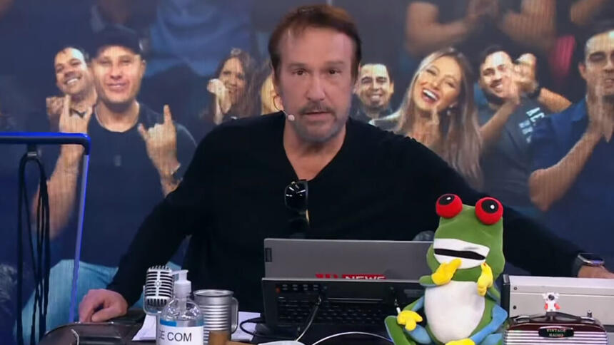 Emílio Surita sentado na bancada do Pânico
