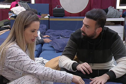 Faby Monarca Bruno Tálamo no quarto, sentados conversando