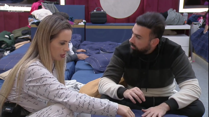Faby Monarca Bruno Tálamo no quarto, sentados conversando