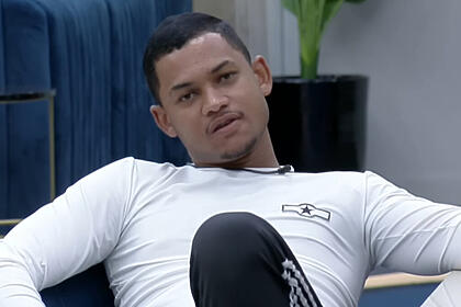 Gabriel Roza sentado na mesa da cozinha em A Grande Conquista