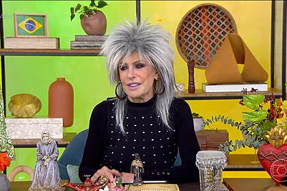Ana Maria Braga com peruca grisalha para homenagear Tina Turner no Mais Você