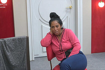 Janielle Nogueira de camisa rosa e calça jeans, sentada durante conversa