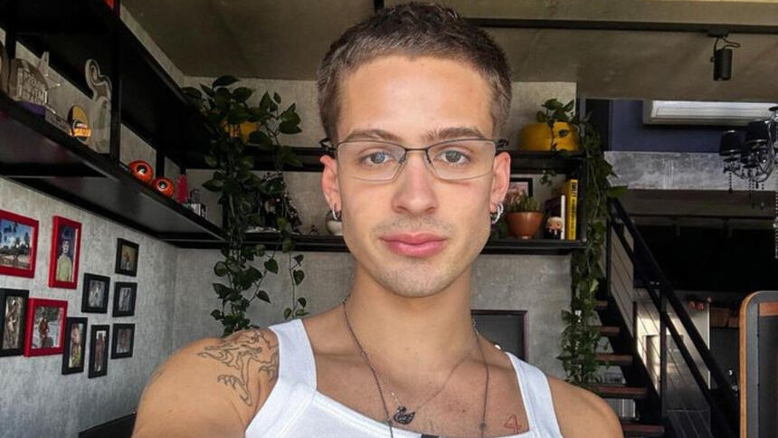 João Guilherme em foto posada, de óculos