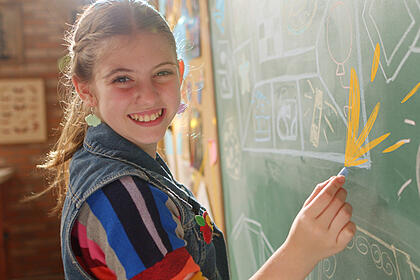 Lorena queiroz, que ganhou fama em novela do sbt, é a estrela de nova série do discovery kids