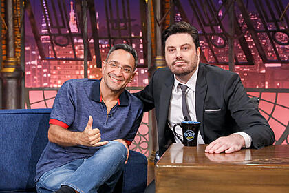 Maurício noriega faz sinal de ok abraçado a danilo gentili no the noite desta segunda-feira, 22/05/2023
