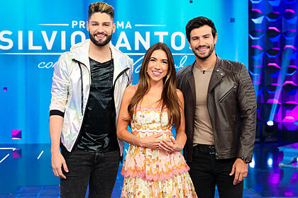 Munhoz, Patrícia Abravanel e Mariano, em foto posada em frente a plateia no quadro Jogo das 3 Pistas, no Programa Silvio Santos