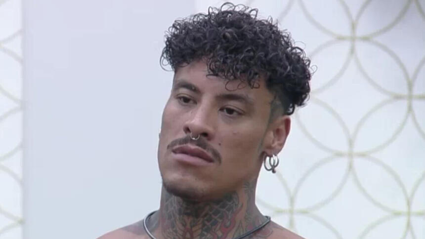 Murilo Dias, sem camisa, lendo o comunicado da direção no A Grande Conquista