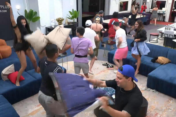 Participantes comemoram chegada do figurino para 1ª festa do A Grande Conquista
