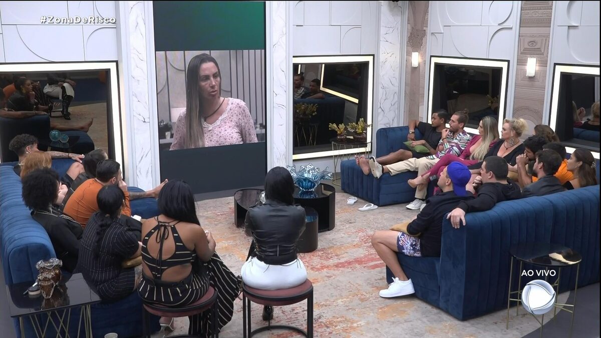 Record TV exibe vídeo para os participantes