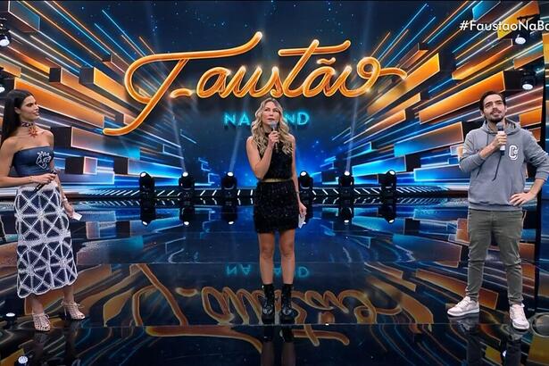 João Guilherme Silva, Carol Mendes e Anne Lottermann no palco do Faustão Na Band