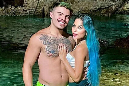 Thomaz Costa e Tati Zaqui em foto posada juntos em frente a uma cachoeira