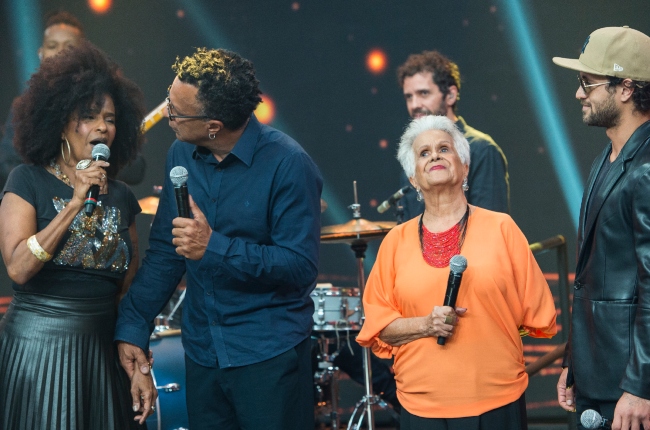 Tony Gordon e família cantam no Faustão na Band
