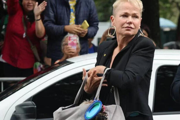 Xuxa descendo do carro, no velório de Rita Lee, no Parque Ibirapuera