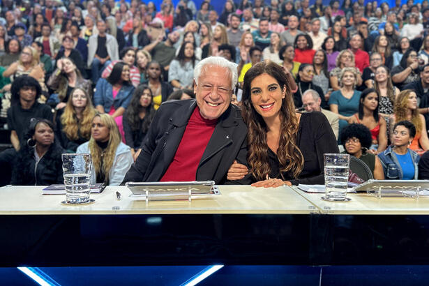 Andreia Sadi e Antonio Fagundes abraçados na bancada do júri da Dança dos Famosos