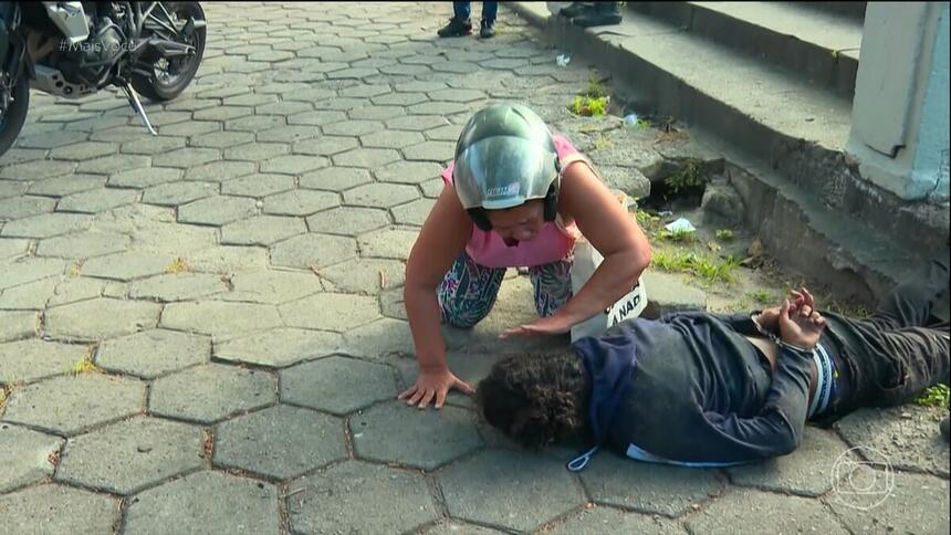 Avó de homem preso consola o neto no chão da região Leopoldina no Rio de Janeiro