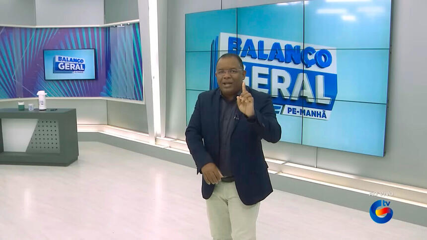 Evenilson Santana comemorando o sucesso de audiência do Balanço Geral Manhã PE com a mão levantada