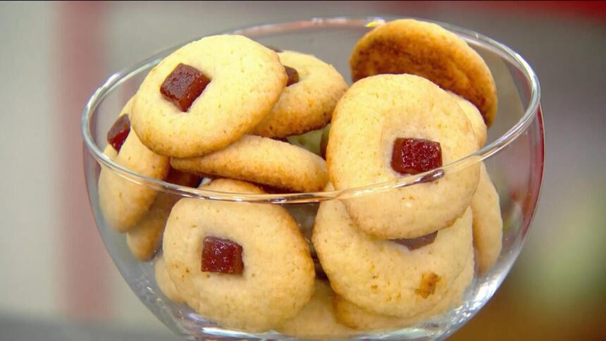 Biscoitinhos de Parmesão com goiabada prontos em uma taça no estúdio do Mais Vocês de Ana Maria Braga