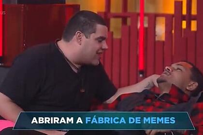 Erick conversa com Gabriel Roza na festa do A Grande conquista