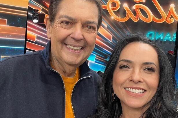 Izabella Camargo ao lado de Faustão