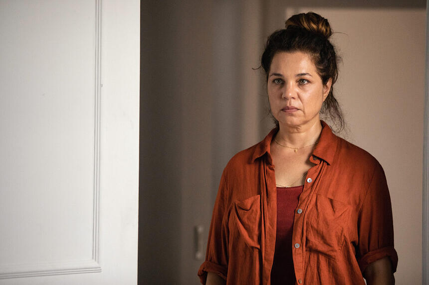 Isabel Teixeira com semblante de vilã em cena de série da TV Globo. Atriz está em Elas Por Elas