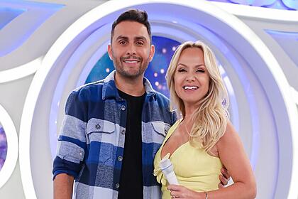 Mano walter abraça eliana no programa deste domingo (28)