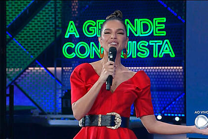 Mariana Rios com vestido vermelho apresentando o A Grande Conquista na Record TV