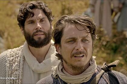 Dudu Azevedo e Petrônio Gontijo parados olhando um leão em cena da novela Jesus, exibia na Record TV do Rio de Janeiro