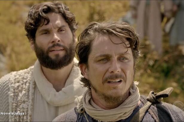 Dudu Azevedo e Petrônio Gontijo parados olhando um leão em cena da novela Jesus, exibia na Record TV do Rio de Janeiro