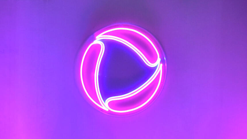 Atual logo da Record TV iluminado nas novas cores