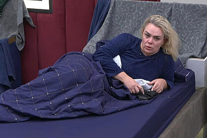 Ana Paula Almeida deitada na cama do quarto do A Grande Conquista