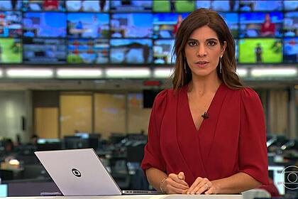 Andréia Sadi em pé no cenário do Jornal Hoje, da TV Globo