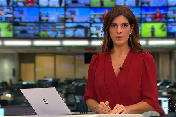 Andréia Sadi em pé no cenário do Jornal Hoje, da TV Globo