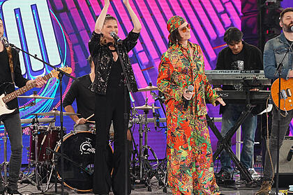 Beto Lee e Fernanda Abreu no palco do Caldeirão, cantando em homenagem a Rita Lee