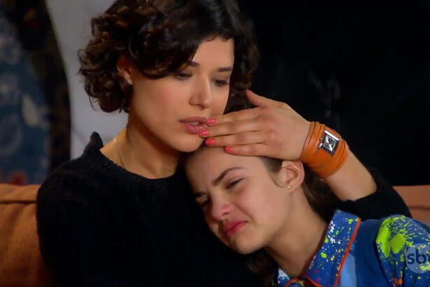Manuela do Monte, como Carol, e Lívia Inhudes, como Vivi, em trecho da novela Chiquititas