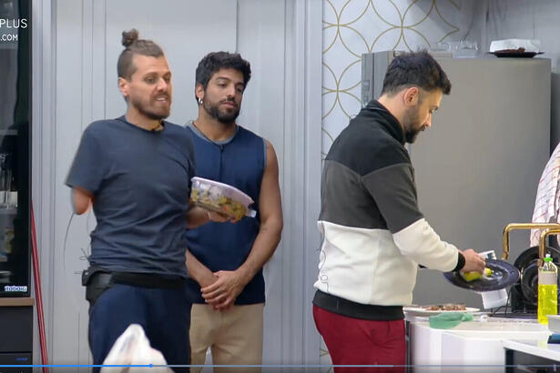 Daniel Toko, Ricardo Villardo e Bruno Tálamo conversam na cozinha da Mansão