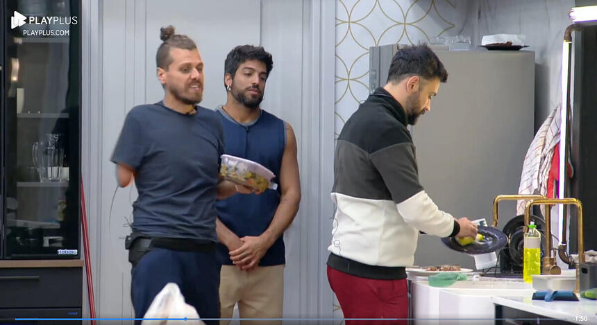 Daniel Toko, Ricardo Villardo e Bruno Tálamo conversam na cozinha da Mansão
