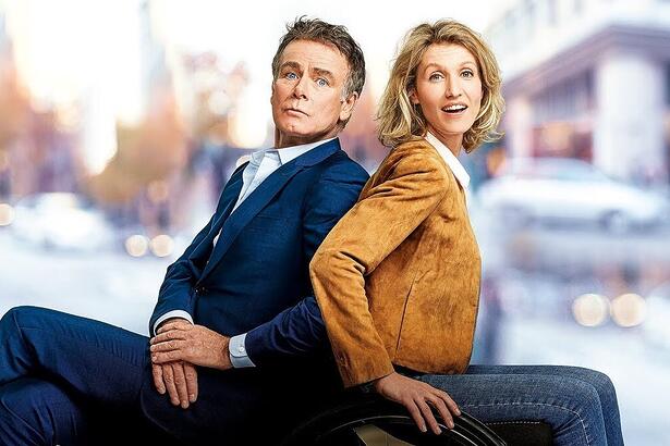 Trecho do filme De Carona Para o Amor, com o casal de protagonistas sorrindo