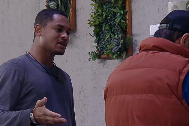 Gabriel Roza e Alexandre Suita em conversa na área externa do A Grande Conquista