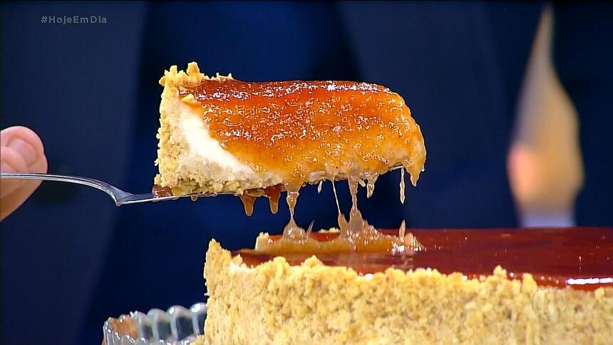 Chef Guga Rocha tira um pedaço do Cheesecake Romeu e Julieta no Hoje em Dia