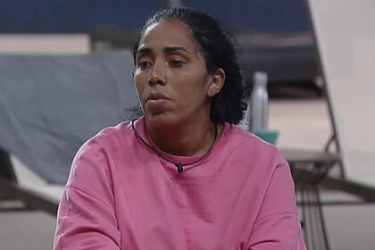 Janielle Nogueira em conversa na área externa do A Grande Conquista