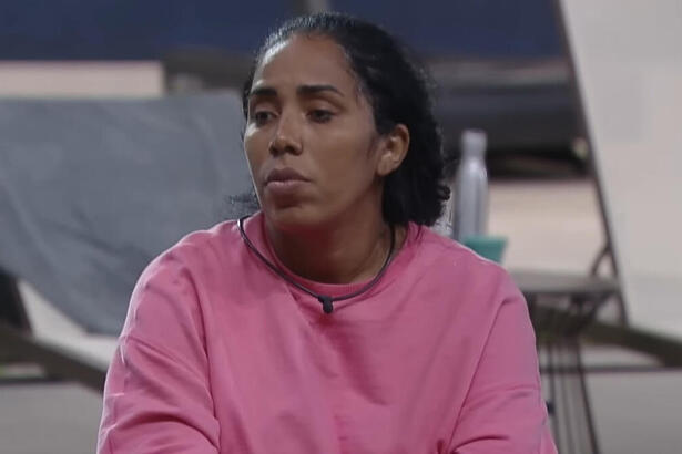 Janielle Nogueira em conversa na área externa do A Grande Conquista