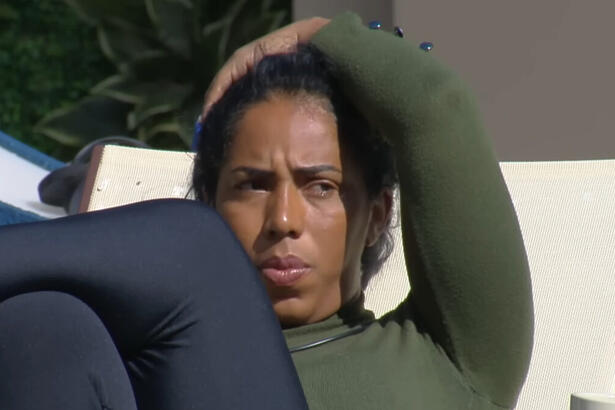 Janielle Nogueira durante conversa na área externa do A Grande Conquista