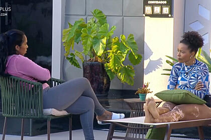 Janielle e Natália, sentadas, conversando na varanda da Mansão do A Grande Conquista