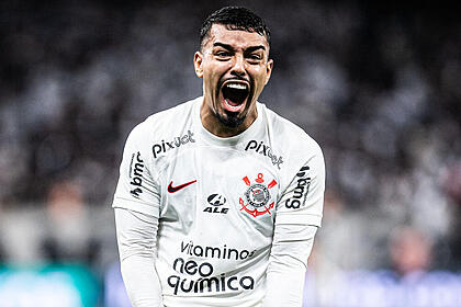 Jogador do corinthians comemorando gol em jogo contra o atlético/mg na copa do brasil