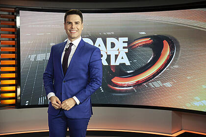 Luiz bacci sorrindo no cenário do cidade alerta da record tv