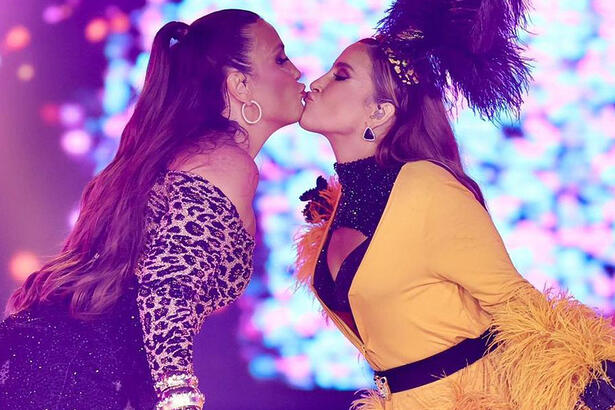 Ivete Sangalo beijando Claudia Leitte durante performance no Youtube