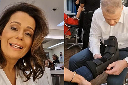 Adriana Araújo e Eduardo Oinegue ajeitando a bota do pé da apresentadora que torceu o pé